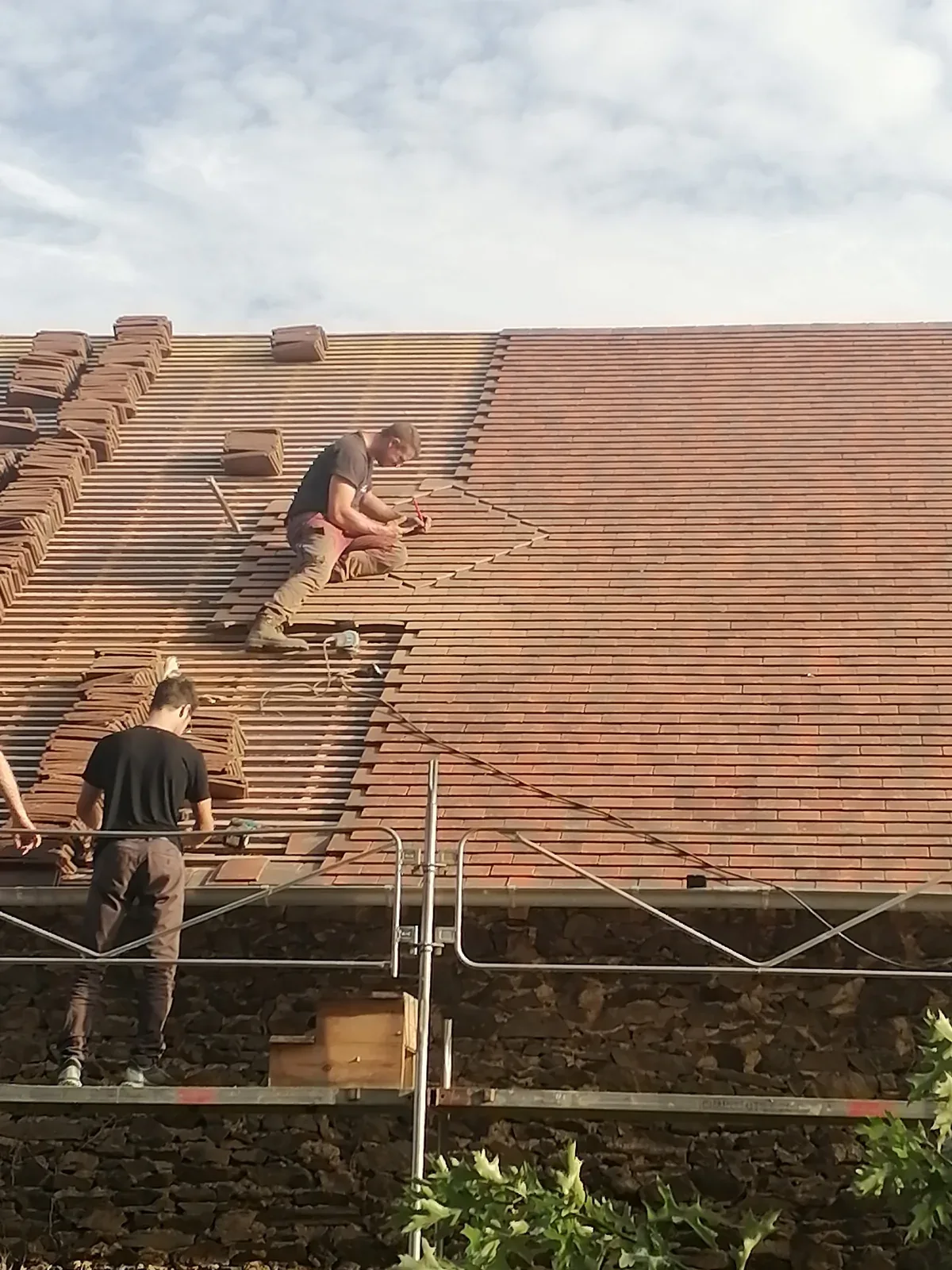 Kevin Guitton au travail sur une toiture pendant un chantier de couverture