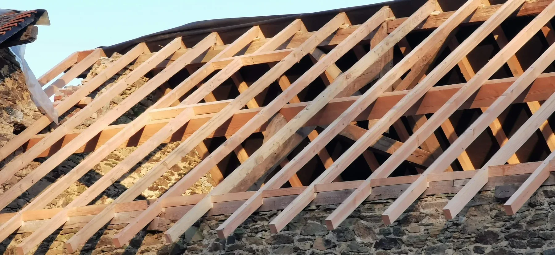 Chantier de rénovation de toiture pendant la pose des éléments de couverture