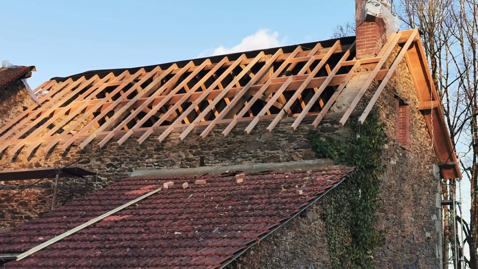 Structure de charpente en cours de reprise avant couverture