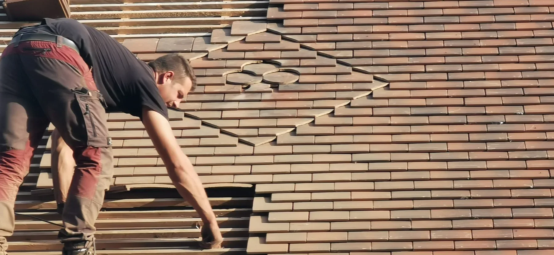 Kevin Guitton sur une toiture pendant un chantier de couverture à Saint-Paul