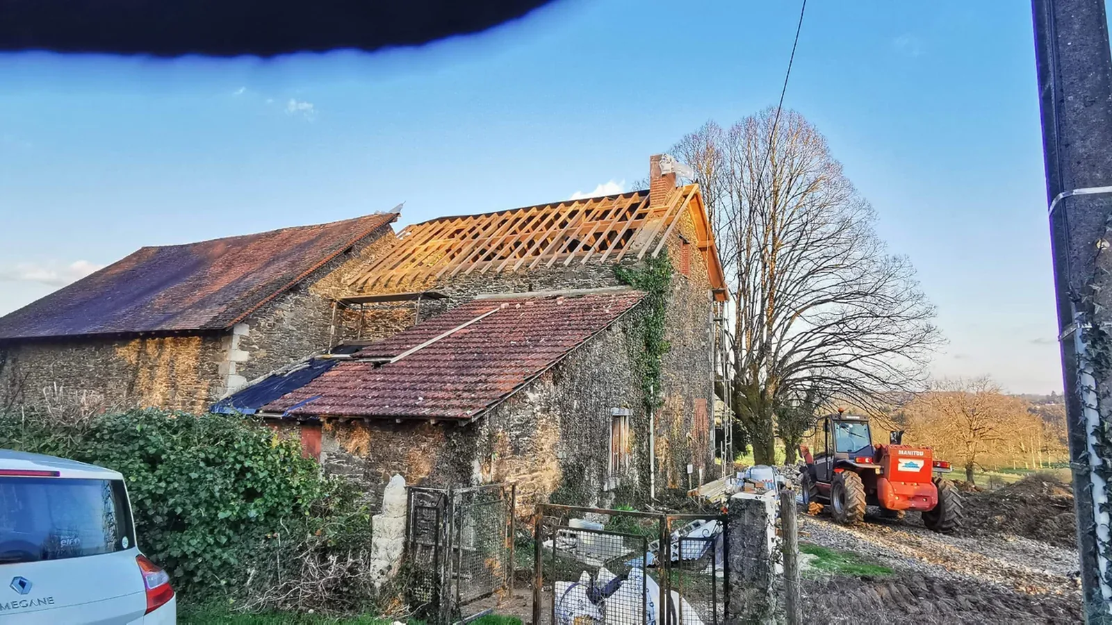 Finition décorative en tuiles sur une toiture réalisée par Kevin Guitton