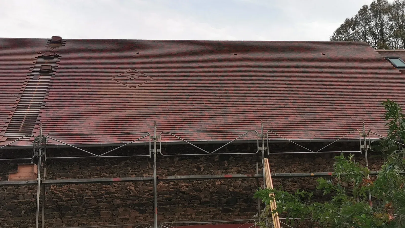 Finition de toiture avec pose régulière et finition soignée