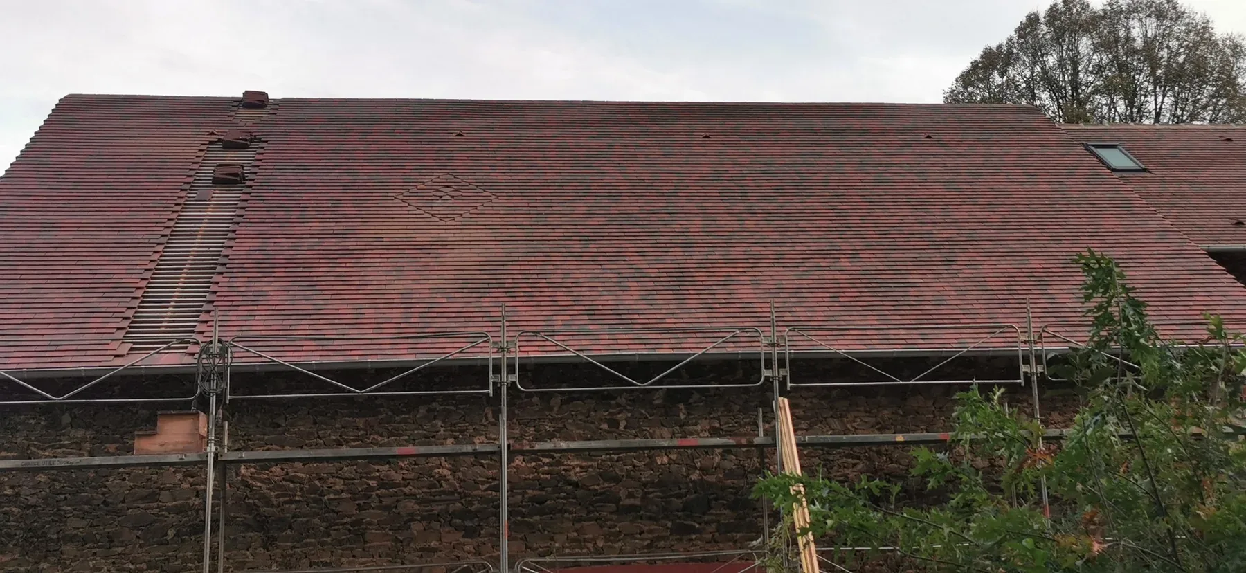 Toiture terminée après rénovation par un couvreur à Saint-Paul